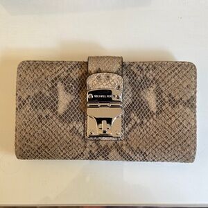 ☀️Michael Kors Brown Embossed Leather Wallet☀️